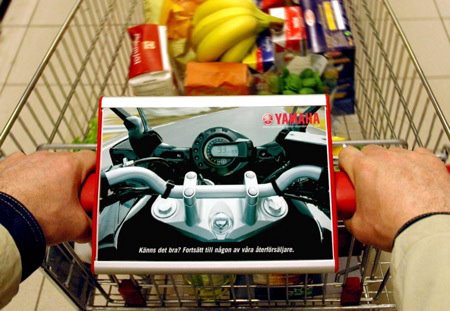 オートバイ（ヤマハ）のキャンペーン広告。スーパーマーケットのショッピングカートで展開されたようです。＜スウェーデン＞