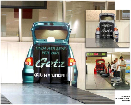 現代自動車の屋内広告。アタチュルク空港（トルコ）の手荷物受取所で展開されたキャンペーン。うまいですね。＜トルコ＞