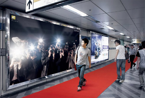 カメラ（ニコンD700）のソウルの地下鉄駅で展開されたキャンペーン広告。自動点灯するフラッシュはパパラッチのようで、通行人を有名人に見立てています。＜韓国＞