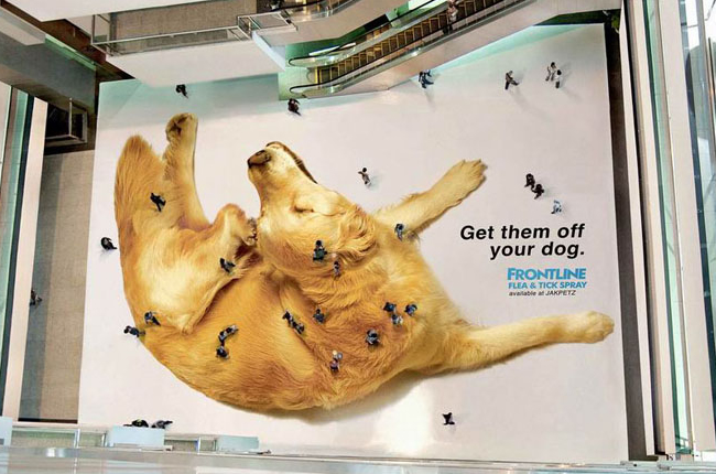 ペット商品（防虫スプレー）のフロアステッカー広告。ジャカルタのショッピングセンターで展開されたキャンペーンで、上の階から階下を見下ろすと訪れた人々がまるでノミのように見えてしまいます。＜インドネシア＞
