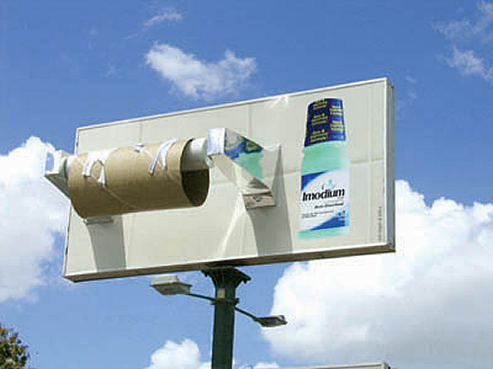 下痢止め薬の屋外広告。「駆け込んだトイレに紙が無い事を想像して下さい」そうなる前に、という事らしいです。＜米国＞
