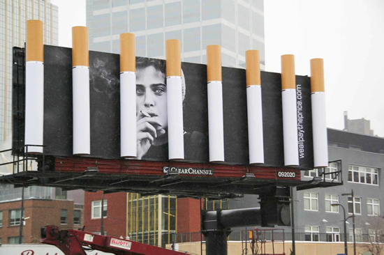 タバコによる健康被害を啓発するミネソタ州の公共広告。喫煙者はタバコの檻の囚人。。。と言いたいようです。＜米国＞