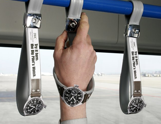 腕時計（IWC）のバスの吊り革広告。ジェット機へ乗客を移送するシャトルバス内で展開されたキャンペーンだそうです。＜ドイツ＞
