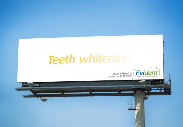 歯科矯正クリニックの屋外広告。眩しくてよく見えないほど真っ白になる、歯のホワイトニングだそうですね。＜ブラジル＞