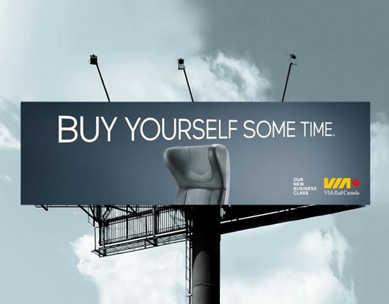 鉄道会社（VIA Rail）の屋外広告。たまには旅行でもいかが？という感じでしょうね。シンプルでとてもクールです。＜カナダ＞