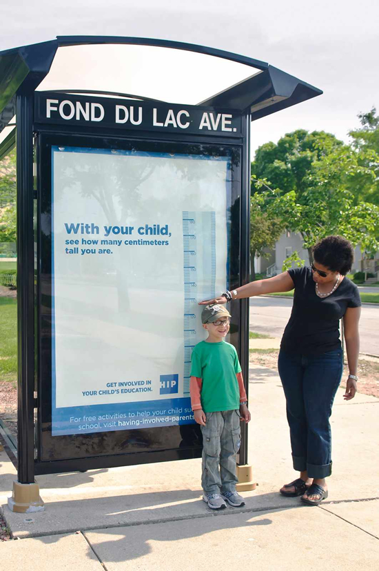 COAユース＆ファミリーセンター（米国ミルウォーキー）公共広告。「子どもの教育に親が積極的に関与しよう」と啓発しているようです。＜米国＞