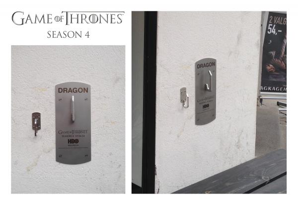 人気テレビドラマ（Game of Thrones）の屋外広告。馬を繋ぐフックの隣にある巨大フックは、作中に登場するドラゴン専用のようですね。＜デンマーク＞