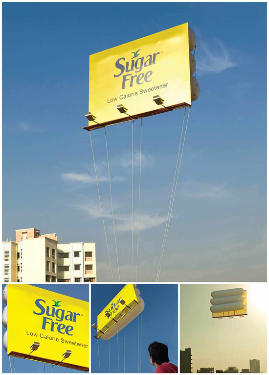 人口甘味料（Sugar Free india）の屋外広告。アドバルーンを使った空中広告、ライトアップもよく目立ちそうです。＜インド＞