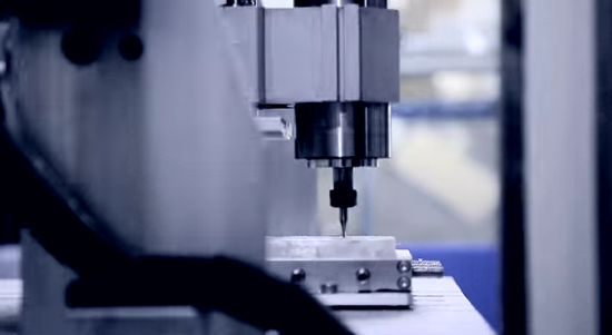 コンピュータで数値管理するという工作機械<CNC>を使い、複雑な立体デザインのアイスロックを形成