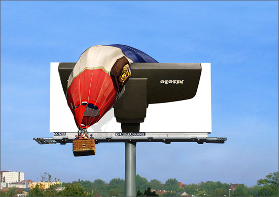 掃除機（Miele vacuum cleaner）の屋外広告。空に向けたら気球を吸ってしまった。。。強力な吸引力を表現しています。＜米国＞