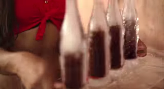 ガラス瓶の替りに用意された特製の氷ボトルに、コカコーラは注がれ提供されました。
