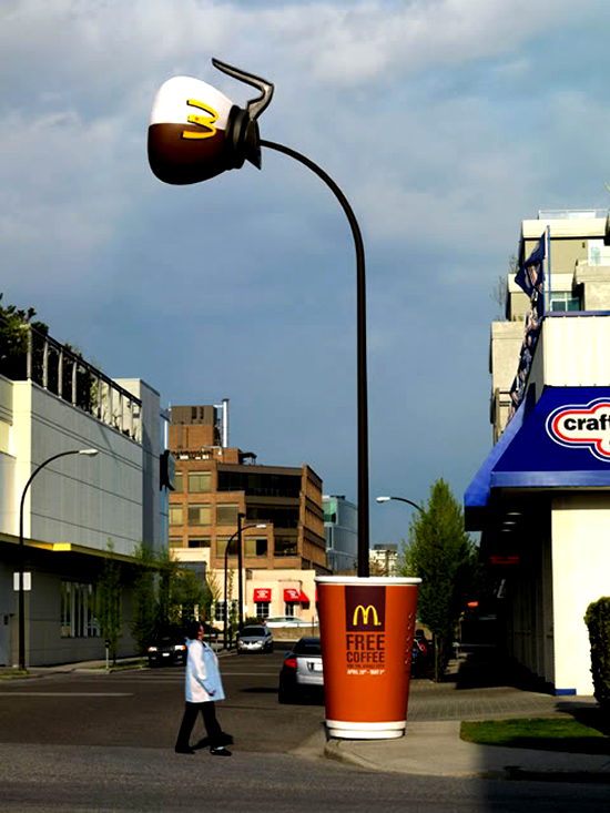マクドナルドの屋外広告。無料コーヒーを認知させるプロモーションで街灯をポットに見立てました。＜カナダ＞