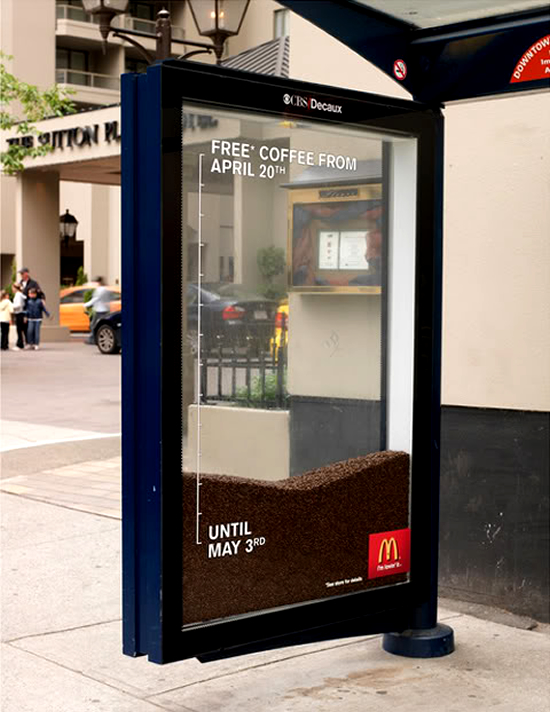 マクドナルドの屋外広告。間もなく終了するというコーヒー無料キャンペーンをコーヒー豆の砂時計でカウントダウンしています。＜カナダ＞