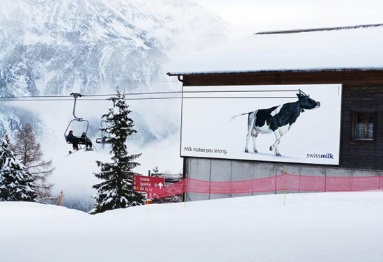 ミルクの屋外広告。「ミルクはあなたを強くする」ということで、逞しい牛自身がスキーリフトを引っ張っているようです。＜スイス＞