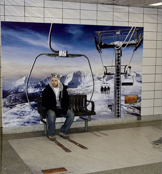 アルバータ州の観光広告。地下鉄構内で展開されたスキーをPRするキャンペーン。ベンチをリフトに見立てています。＜カナダ＞