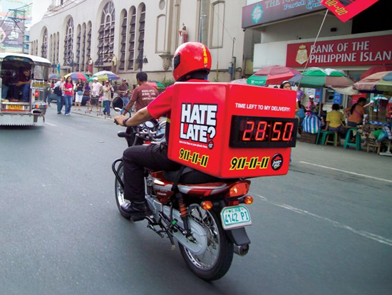 宅配ピザ（ピザハット）のキャンペーン広告。タイマーを実装したバイクで「30分で届ける」を実行し、更に通行人にトライアルの様子をアピールする試みだそうです。＜フィリピン＞