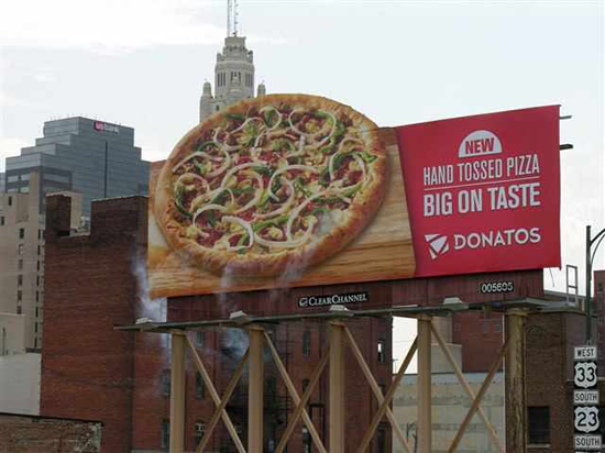 ピザ（Donatos）の屋外広告。水蒸気を発生させて、よりリアルなピザのアツアツ感を演出しているようです。＜米国＞