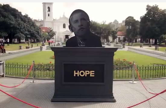 経済紙（メルカドマガジン）の屋外広告。「希望」を唱える米国大統領、見る角度によって大統領を皮肉る仕掛けになったオブジェです。＜アルゼンチン＞
