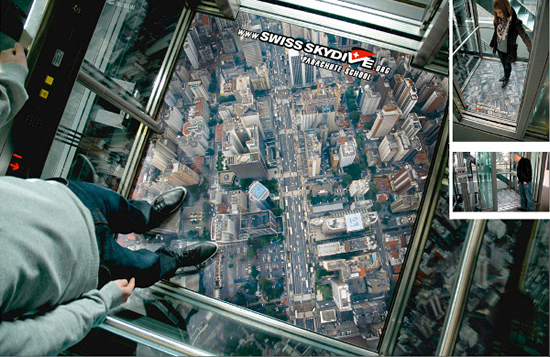 スカイダイビング（パラシュートスクール）のエレベーター広告。まるで高所から見下ろすかのような雰囲気は、スカイダイビングのPRでした。＜ドイツ＞