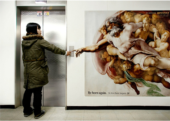 整形外科（ドクターキム）のエレベーター広告。ミケランジェロの「創造」が描かれていて、「生まれ変われ」と利用者の迷いを後押ししています。＜米国＞