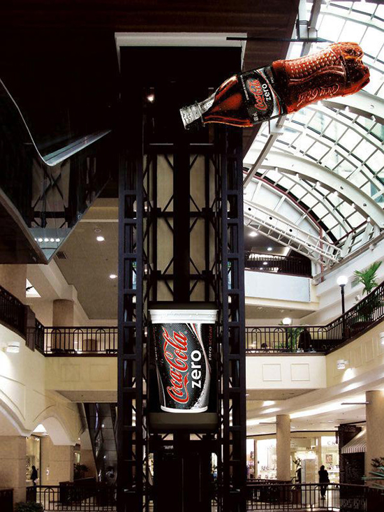 コカコーラゼロのエレベーター広告。ショッピングセンターで展開されたようですが、注がれる雰囲気がよく伝わります。＜ブラジル＞