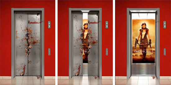 映画「バイオハザード3」のエレベーター広告。エレベーターから現れたのはゾンビを倒した主人公。映画公開に合わせたプロモーションのようです。＜米国＞