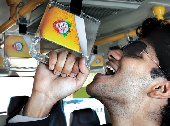 ビール（Indus Pride）の広告。空港のトランジットバス車内で展開されたキャンペーン、吊革がビールジョッキになっています。＜インド＞