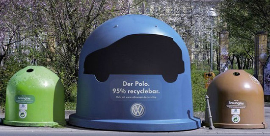 フォルクスワーゲン（Polo）の屋外広告。ポロ専用のごみ箱は、ポロを構成するパーツ素材が95%リサイクル可能ということをアピールしています。＜ドイツ＞