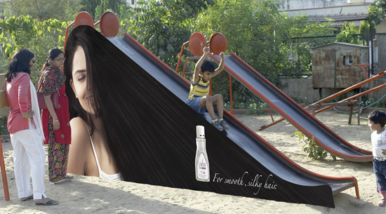 ヘアトリートメント剤（Livon）の屋外広告。若いお母さんをターゲットにした公園で展開されたキャンペーンらしいのですが、、、もはや説明は不要ですね（笑）。＜インド＞