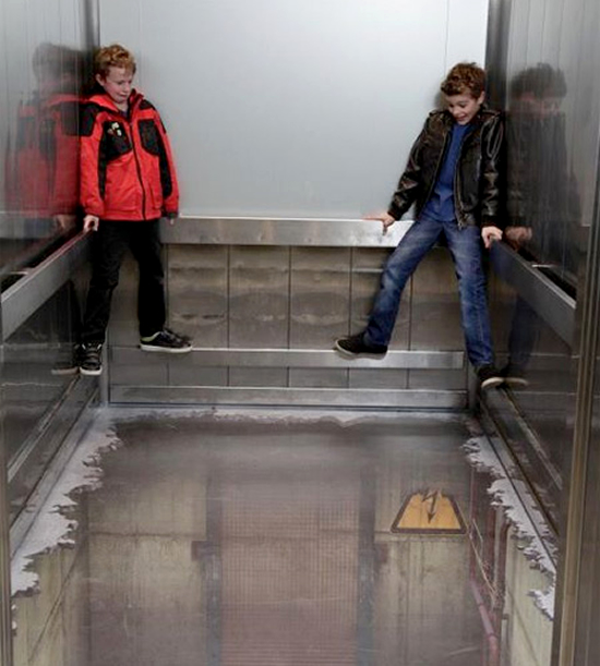 Bottomless Elevator 3D Illusion