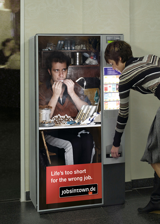 求人サイト（jobsintown.de）の販促用ポスター。タバコ自動販売機の中の風景は、「間違った仕事をすべきでない」と転職を促がしています。＜ドイツ＞