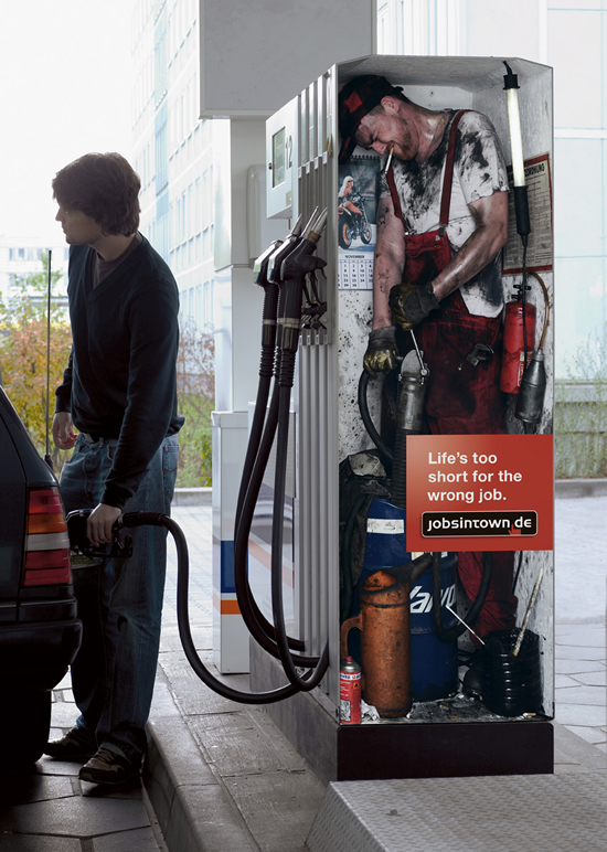 求人サイト（jobsintown.de）の販促用ポスター。ガソリン給油機の中の風景は、「間違った仕事をすべきでない」と転職を促がしています。＜ドイツ＞