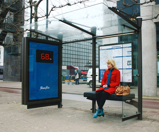 フィットネスクラブ（Fitness First）のバスシェルター広告。ベンチに座ると体重表示？大きなお世話ですが、とても合理的なアプローチです。＜オランダ＞
