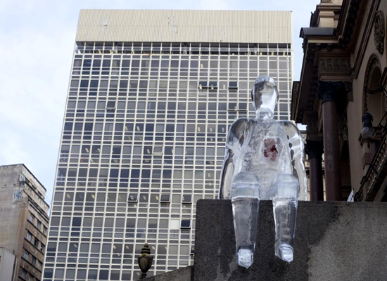 最先端医療施設（BENEFICENCIA PORTUGUESA ）の屋外広告。人を模った氷の彫刻は、臓器提供を啓発するキャンペーンの一環だそうです。＜ブラジル＞