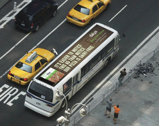 ピザ（Daiya Foods）のラッピング広告。広告が展開されたのは、なんとバスの屋根？マンションやビルの上階に特化したようです。＜米国＞