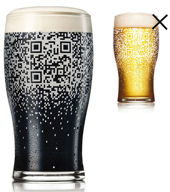 ビール（Guinness）のキャンペーン広告。ギネスビールといえば独特の濃い琥珀色が特徴、ギネスが注がれた時のみ現れるQRコードでお得なクーポンが得られるそうです。＜イギリス＞