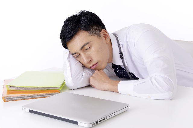 睡魔を撃退、仕事中の眠気を解消する大切な習慣5つ