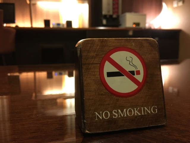 ついに受動喫煙対策法が施行、飲食店「禁煙化」による売上への影響