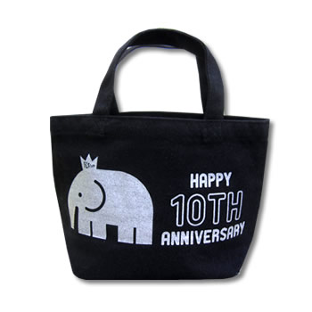 ノベルティグッズ名入れ制作事例：開店10周年、定番のエコバッグを記念品として
