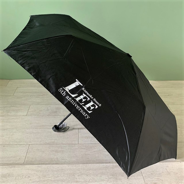 ノベルティグッズ名入れ制作事例：千葉県のスナックが5周年記念品にコンパクトな折りたたみ傘を制作